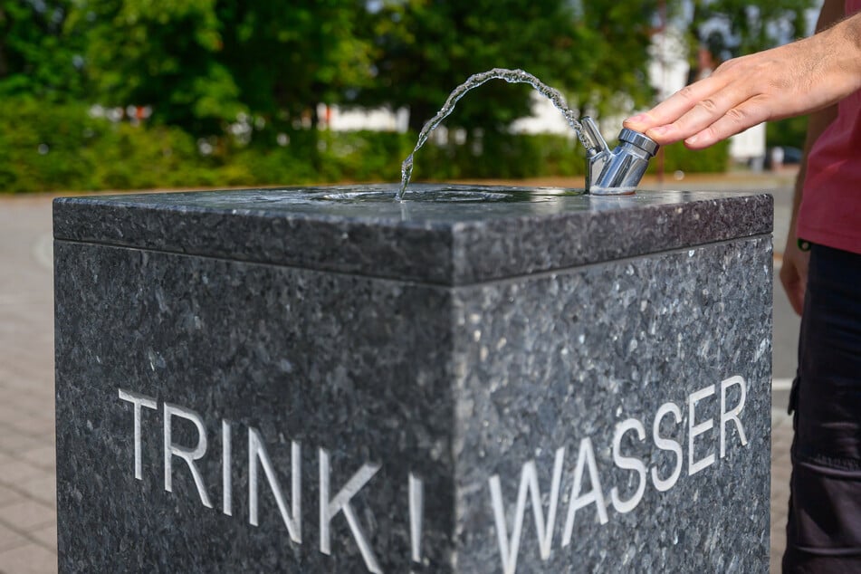 Das Deutsche Rote Kreuz Sachsen rät zu regelmäßigen Trinkpausen. Man solle nicht warten, bis der Durst kommt.