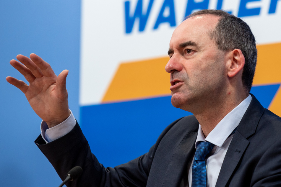 Hubert Aiwanger (50, CSU), Wirtschaftsminister in Bayern und Bundesvorsitzender der Freien Wähler, sprach unter anderem von einer "Jagd" auf Ungeimpfte.