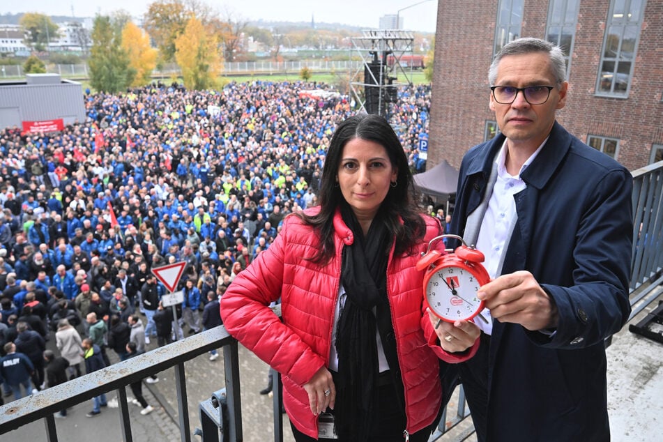 Daniela Cavallo (49, l.), Vorsitzende des Gesamt- und Konzernbetriebsrats der Volkswagen AG, und Thorsten Gröger (r.), Verhandlungsführer IG Metall, zeigen in Wolfsburg auf die Uhr: Es ist bereits fünf vor zwölf.