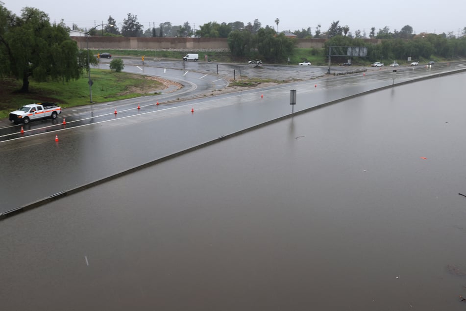 Die Autobahn 5 im San Fernando Valley von Los Angeles ist wegen Überschwemmungen durch schwere Regenfälle in Südkalifornien gesperrt.
