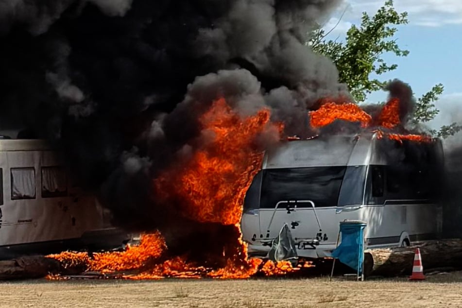 Vermutlich hatte das Wohnmobil beim Tausch einer Gasflasche Feuer gefangen.