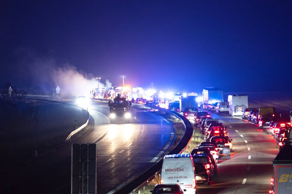 Es bildete sich ein langer Stau, nachdem die Autobahn gesperrt werden musste.