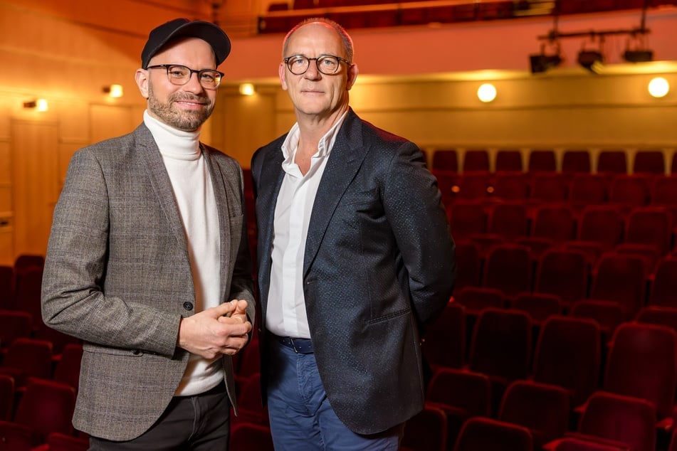 Comödien-Geschäftsführer Olaf Maatz (59, r.) und der Künstlerische Leiter Christian Kühn (43) nutzen das Wort "Fernsehen" fürs Spielzeit-Motto "Gernsehen".