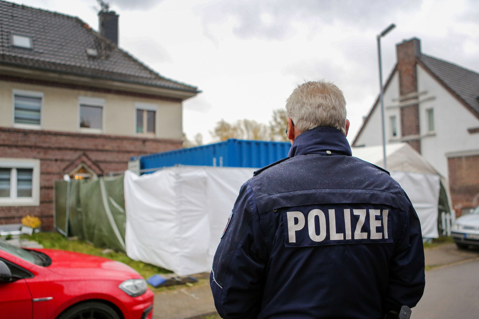 Ein Ermittler bei einer Razzia bei einem Verdächtigen (Archivaufnahme).