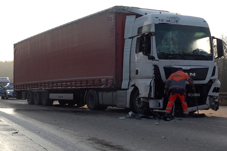 Lastwagen rauschen ineinander: Stau auf der A2 nach Unfall