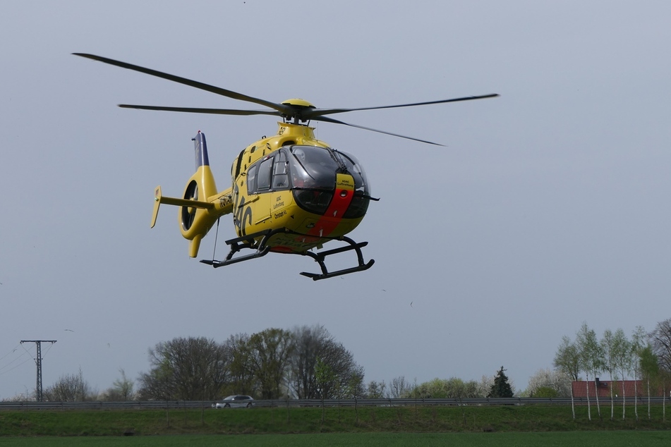 Ein Notarzt wurde mit einem Hubschrauber eingeflogen.