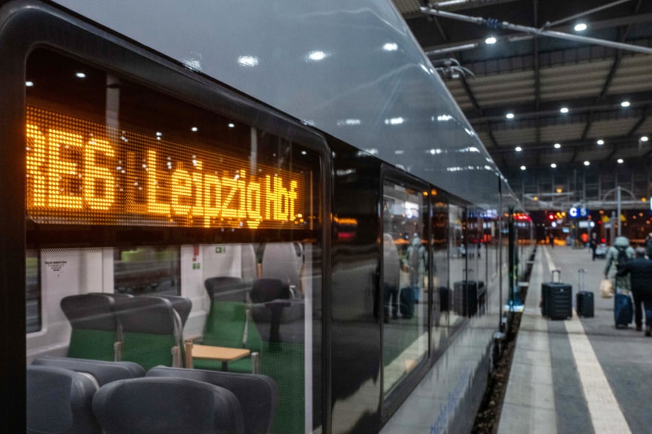 Die Bahnverbindung RE6 zum Leipziger Hauptbahnhof ist seit Jahren völlig überlastet.
