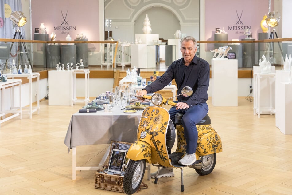 Für die Hausmesse bemalten die Azubis der Manufaktur eine Vespa mit Zwiebelmuster. Manufaktur-Chef Tillmann Blaschke (63) fährt damit auf Erfolgskurs.