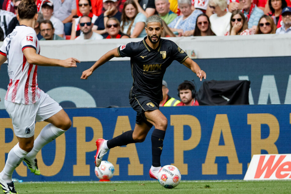 Seit diesem Sommer geht Elias Saad (25, r) für den FC Augsburg auf Torejagd.