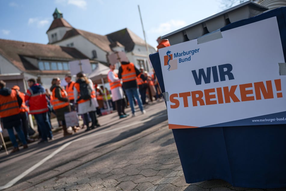 Laut Schätzungen der Ärztegewerkschaft Marburger Bund werden sich rund 20.000 Ärzte an dem Streik beteiligen.