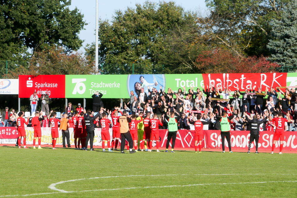 Die Zwickauer Kicker feierten zusammen mit ihren Fans den Einzug ins Achtelfinale des Sachsenpokals.