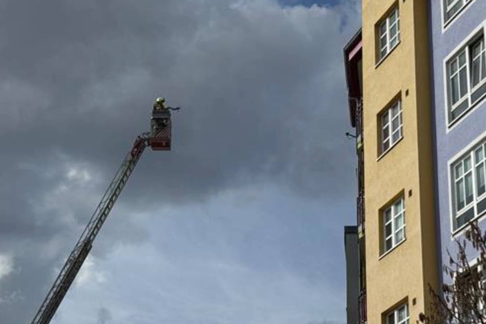 Für die Löscharbeiten stand vorsorglich auch eine Drehleiter bereit.