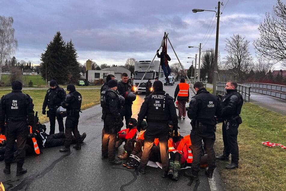 Einige Demonstranten blockieren die Poppitzer Straße.