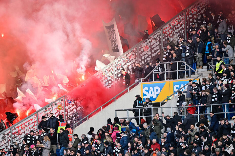 Die Frankfurter Fans machten sich nicht nur lautstark, sondern durch das Abbrennen von Pyrotechnik auch optisch unverkennbar.