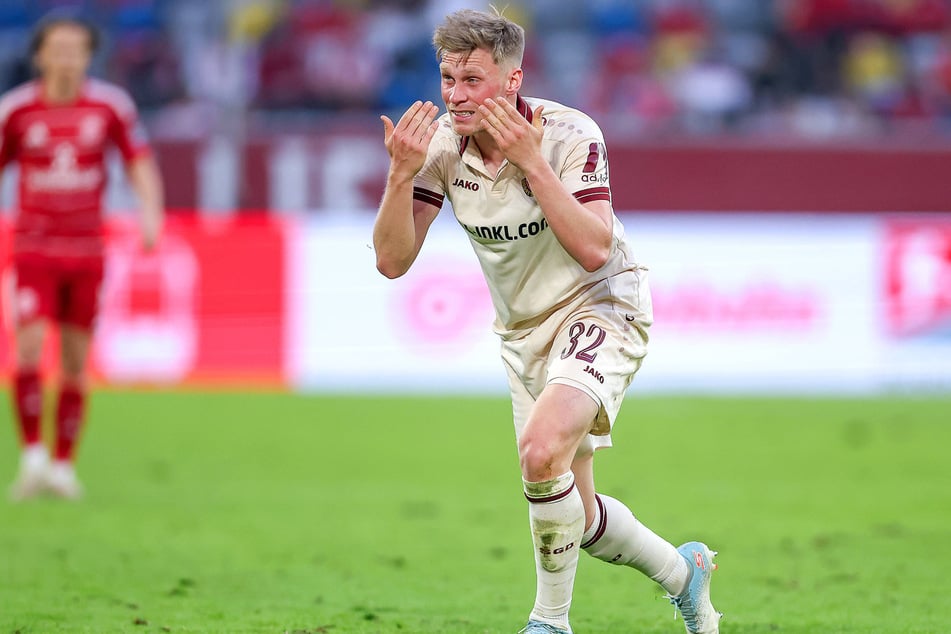 Mit Gesten macht Sterner deutlich, dass er heftig etwas abbekommen hat, doch die Aktion bleibt unbestraft.