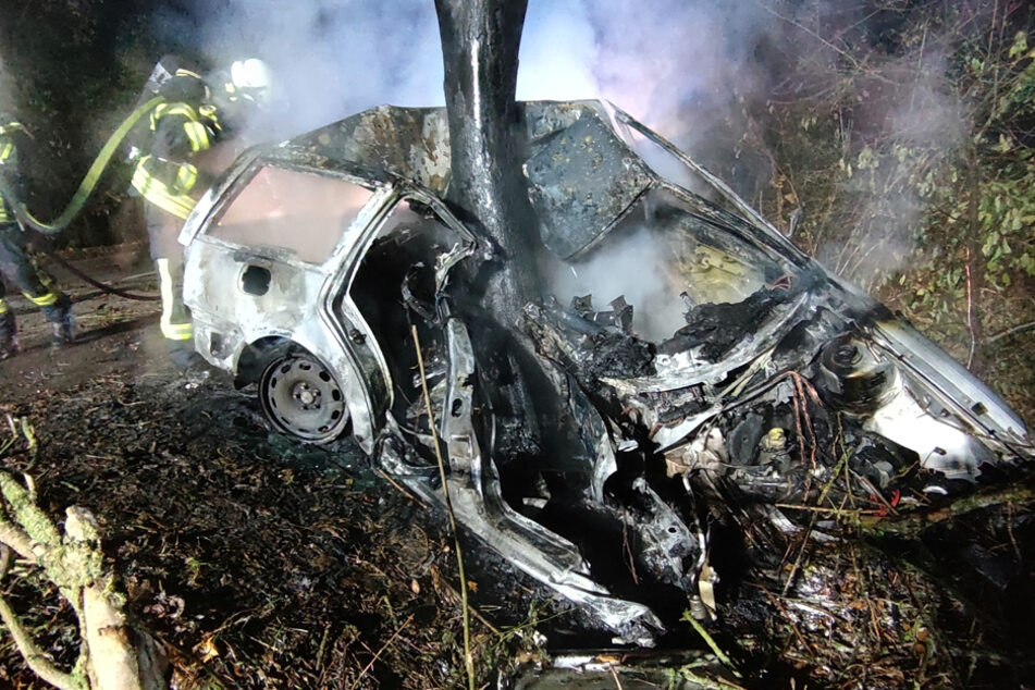 Der 19-Jährige konnte aus dem Auto gerettet werden, ehe es komplett von den Flammen zerstört wurde.