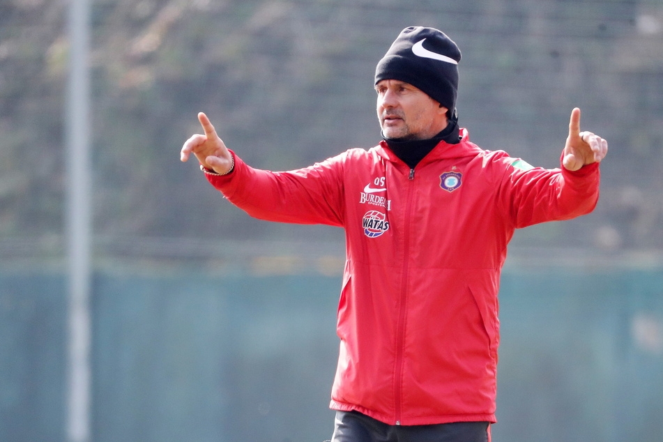 Der Takt(ik)-Geber: FCE-Coach Dirk Schuster (53) lässt im Training speziell für das kommende Spiel Situationen einstudieren.