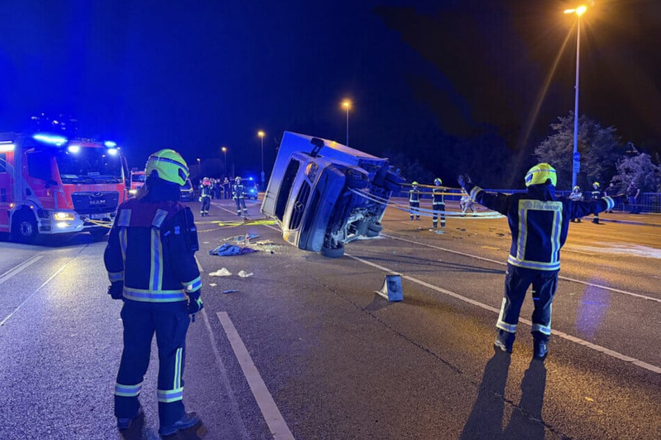 Mit der Rüstwagen-Winde richteten Einsatzkräfte den Kleintransporter wieder auf.