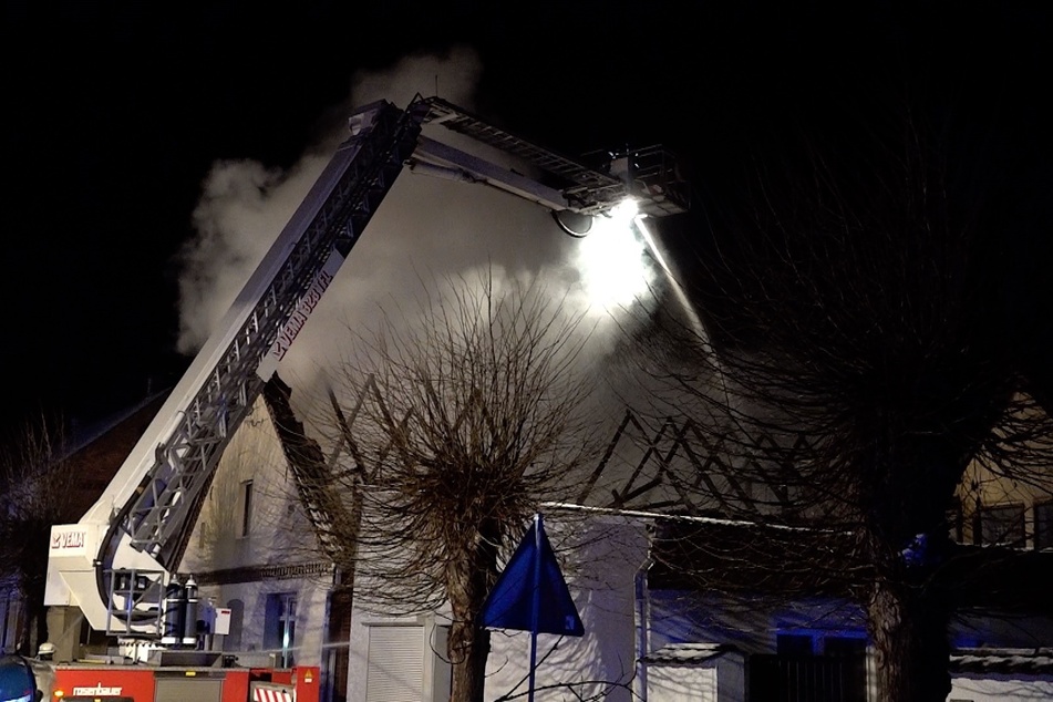 Das Einfamilienhaus brannte nahezu vollständig aus.