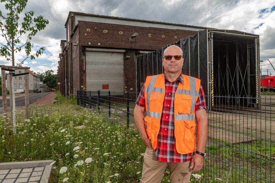 Prokurist Ralf Schindler (58) vor der Halle. Hier stand der Zug bislang, doch bis Ende Dezember braucht er ein neues Obdach.