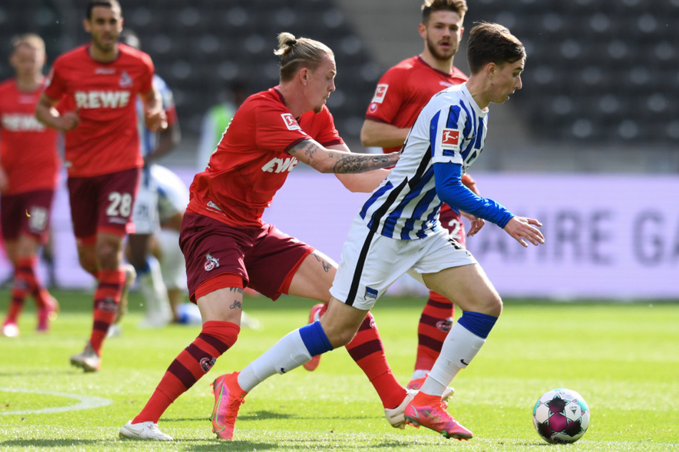 Jonas Michelbrink (r.) bei seinem zweiten Bundesligaeinsatz gegen Ex-Herthaner Marius Wolf.