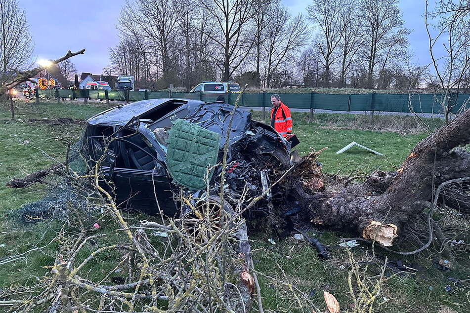 Das Bild des zerstörten VW Golf lässt erahnen, wie schwer der Zusammenstoß mit dem Baum war.