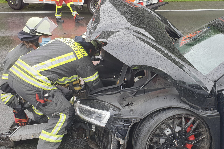 Crash auf A1: Zwei Verletzte, Polizei muss Autobatterien sicherstellen