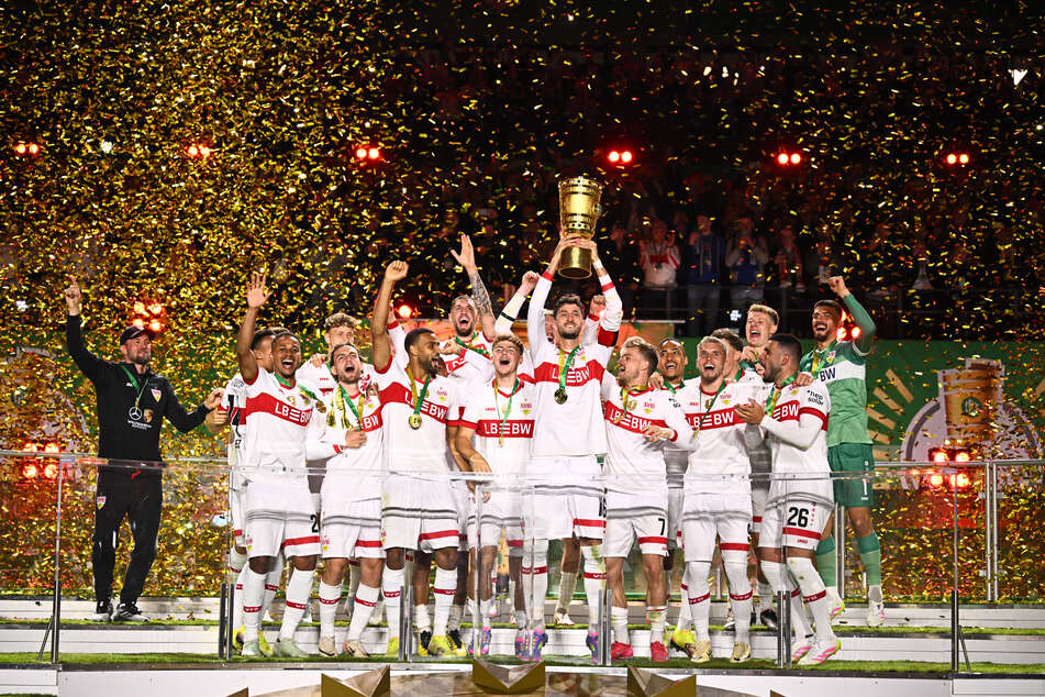 Ein Bild für die Fußball-Geschichtsbücher: Stuttgarts Pokal-Helden recken die Trophäe im Lametta-Regen in die Luft.