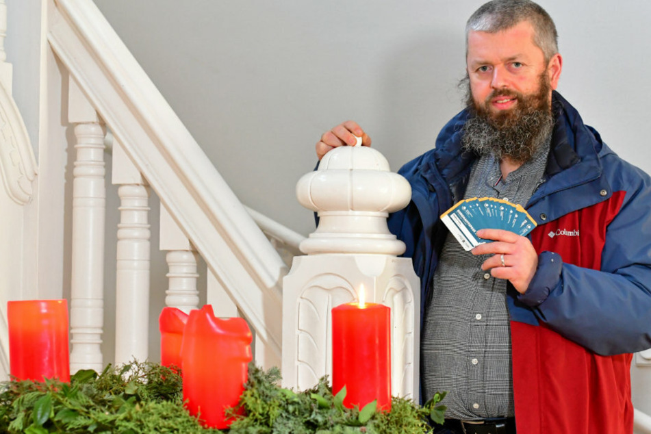Pfarrer Markus Beulich (50) hat in der Weihnachtswoche die Ehrenamtspässe für seine Kirchgemeinde abgeholt.