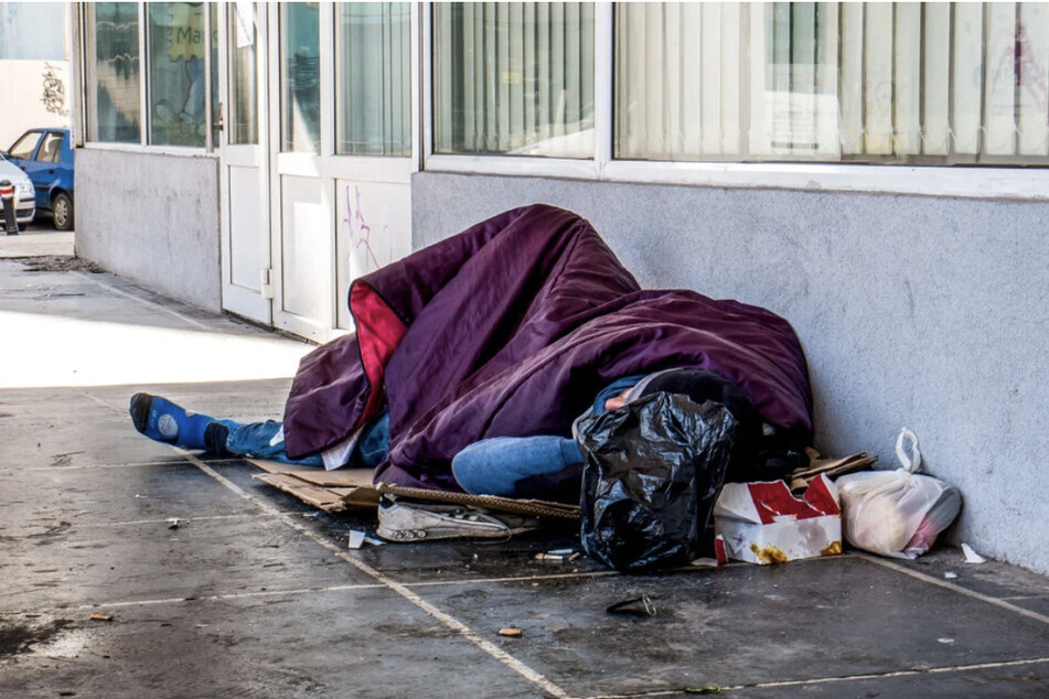 Die Temperaturen draußen nähern sich der Nullgrenze. Obdachlose Menschen sind auf Hilfe angewiesen. (Symbolbild)