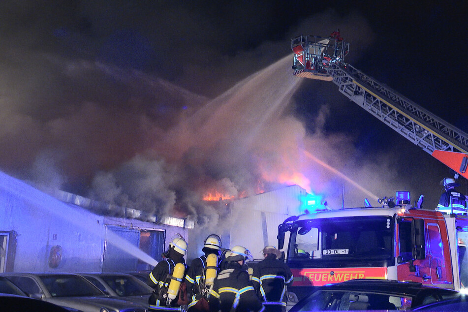 Hamburg: Großbrand in Hamburg-Veddel: Lagerhalle und Autos in Flammen