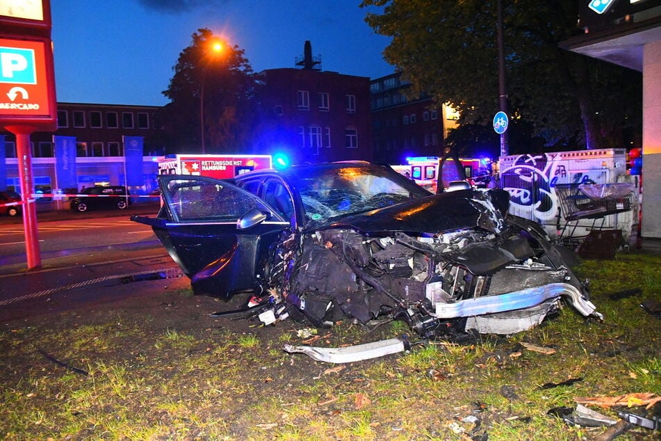 Der Audi wurde bei dem Unfall stark beschädigt.