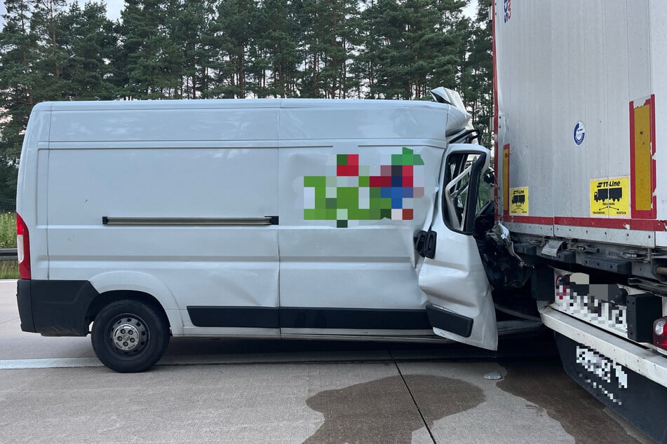 Am heutigen Montag krachte ein Transporter auf der A19 bei Nossentiner Hütte in einen Lkw. Der Fahrer (20) war am Steuer eingeschlafen.