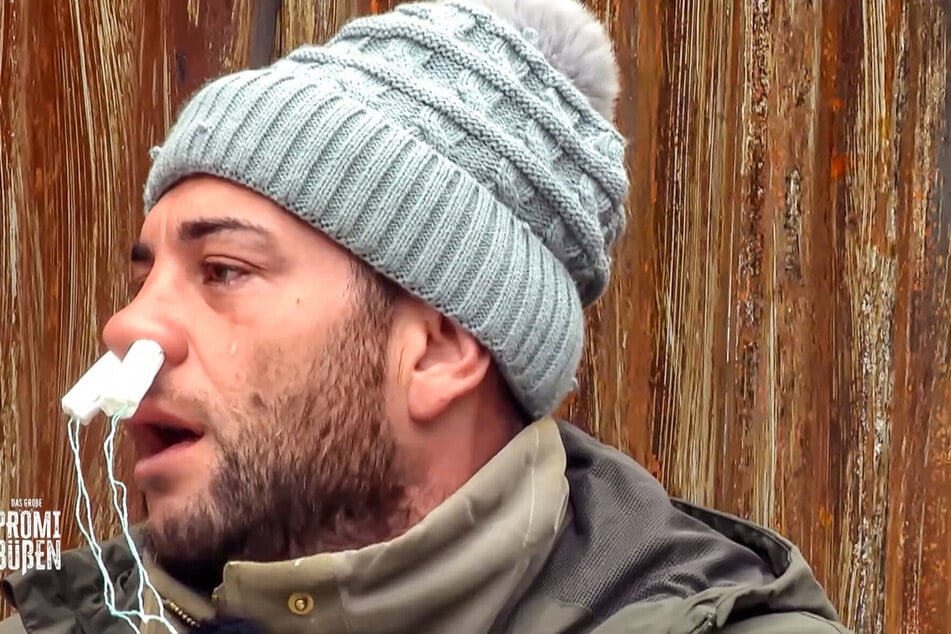 Beim Latrinendienst muss Serkan würgen - trotz Nasentampons.