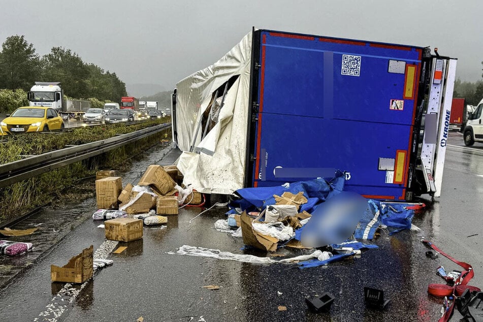 Unfall A3: Mit Tonnen Bettwäsche beladener Sattelzug kippt auf A3 um und sorgt für Verkehrschaos