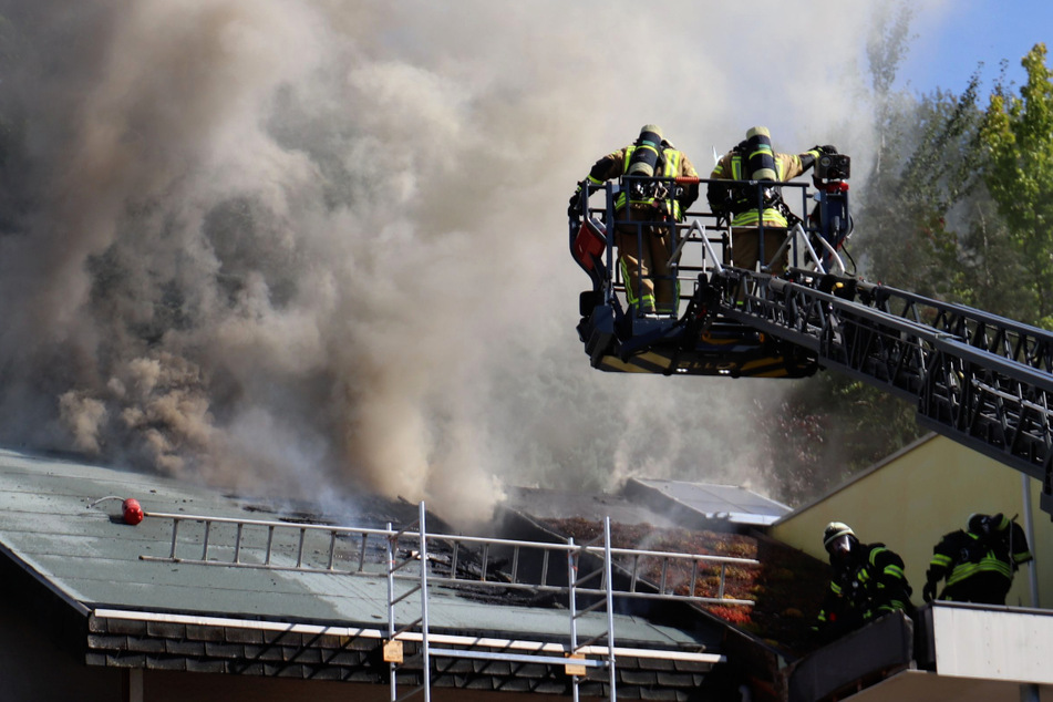 Insgesamt waren rund 100 Einsatzkräfte bei dem Wohnhausbrand vor Ort.