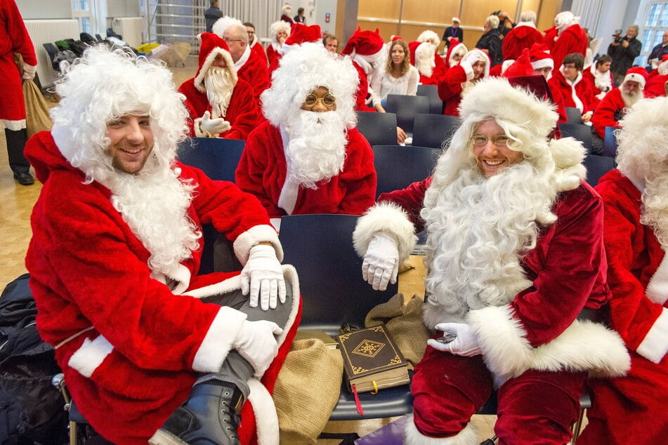 Einsame Weihnachtsmänner freuen sich am morgigen Heiligabend nach getaner Bescherung auf gute Unterhaltung.