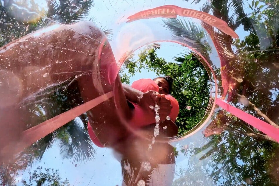 Trotz vollem Körpereinsatz der Pink Piranhas, konnten die Green Geckos in der Challenge das Rennen machen und sich diese Woche erneut den Platz im Luxuscamp sichern.