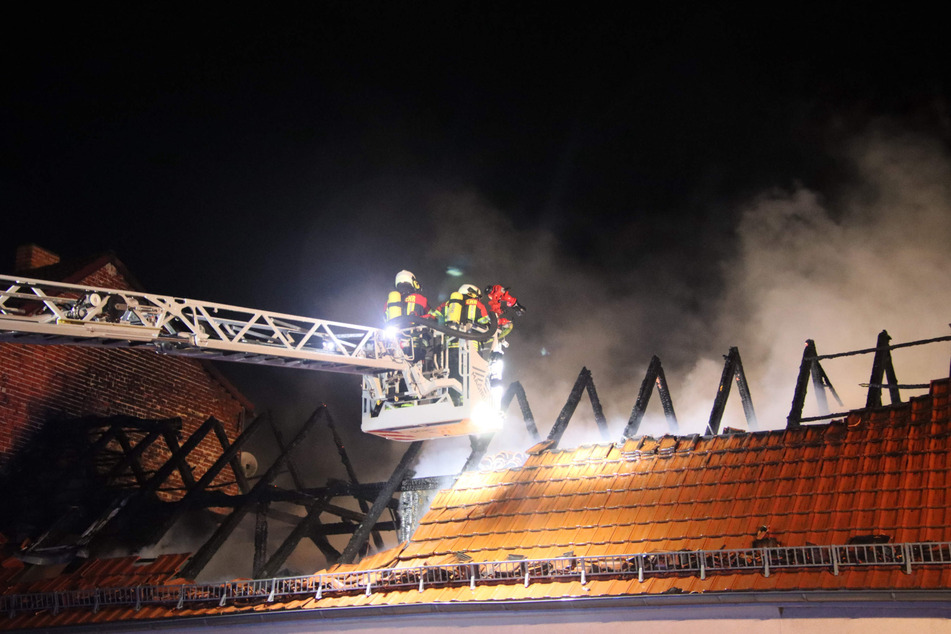 Die Flammen hatten sich zu dem Zeitpunkt bereits auf den Dachstuhl ausgebreitet.