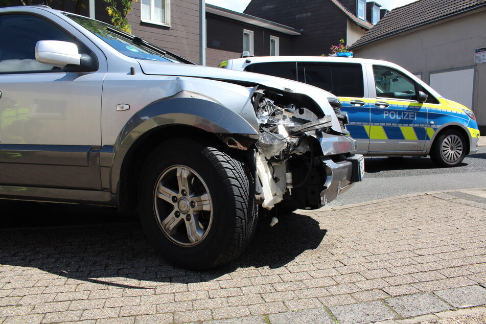 Das Auto wurde erheblich beschädigt und wurde abgeschleppt.