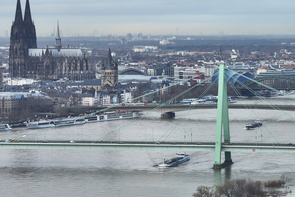 An Rhein - wie hier in Köln - und Weser sind die Wasserstände weiterhin steigend. (Archivbild)