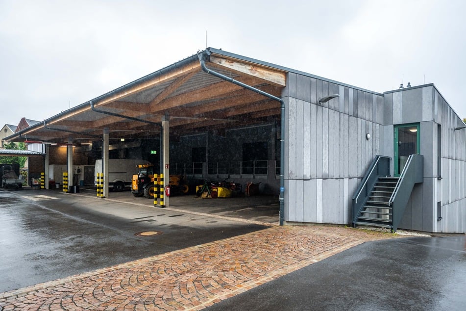 Der neue Wirtschaftshof an der Kaufmannstraße ist noch immer nicht komplett: Weil der Kühltrakt fehlt, lagern Futterspenden vorerst in zwei Kühl- und Gefriercontainern.