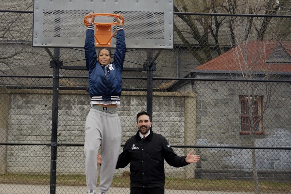 New York City Mayor Zohran Mamdani (r.) stands alongside New York Liberty guard Natasha Cloud in a photo shared on social media on March 26, 2026.