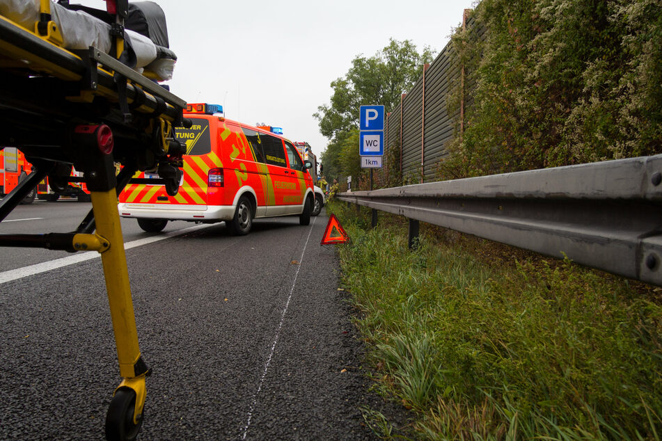 Am Montagmorgen sind bei einem schweren Unfall an der A4 bei Engelskirchen drei Autofahrer verletzt worden. Rettungskräfte brachten sie in Krankenhäuser. (Symbolbild)