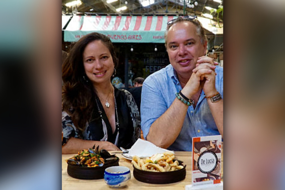 Ein aktuelles Foto: Carsten Weidling (55) mit seiner Lebensgefährtin Dinorah (45) in einer Tapas-Bar in Buenos Aires.