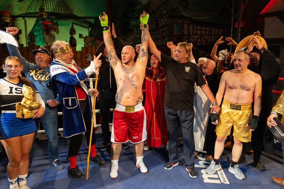 DIe Hände des Siegers werden in die Luft gestreckt. Amateurboxer Daniel Bertz konnte sich stellvertretend für Thüringen gegen Hasan Arli durchsetzen.