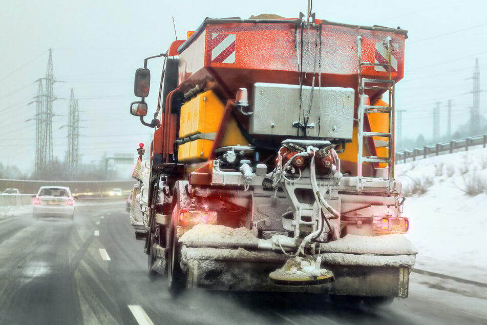 Schnee und Glätte in Sachsen: Lkw-Fahrer müssen ganze Nacht auf Straße verbringen