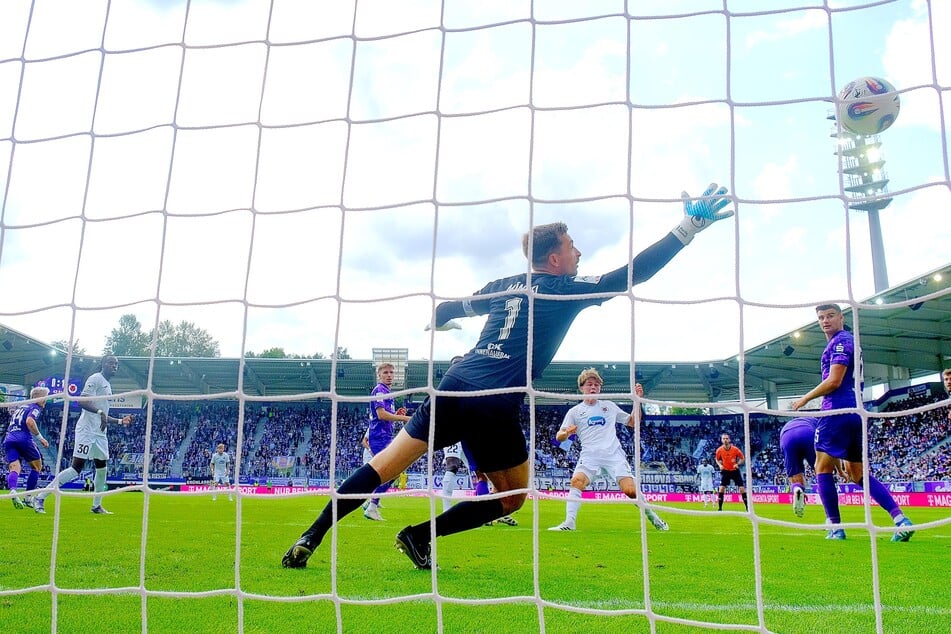 Torhüter Martin Männel (Aue) streckt sich vergeblich nach dem Kopfball von Tim Kloss (Köln) zum 0:2, rechts Ryan Malone (Aue).