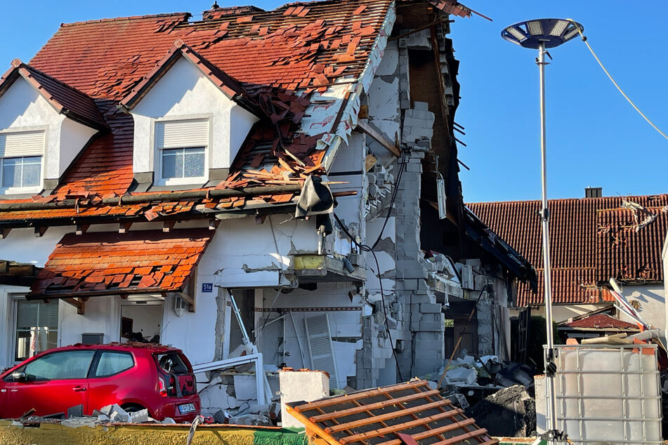 Nach der Explosion ist das Nachbarhaus von Beschädigungen schwer gezeichnet. Das Haus, in dem die Explosion passierte, brach zusammen.