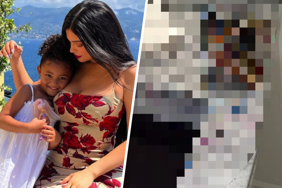 Kylie Jenner entsetzt, als sie sieht, was ihre Tochter im Bad angestellt hat